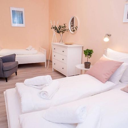 Central And Large Ac Home Away From Home Budapest Esterno foto