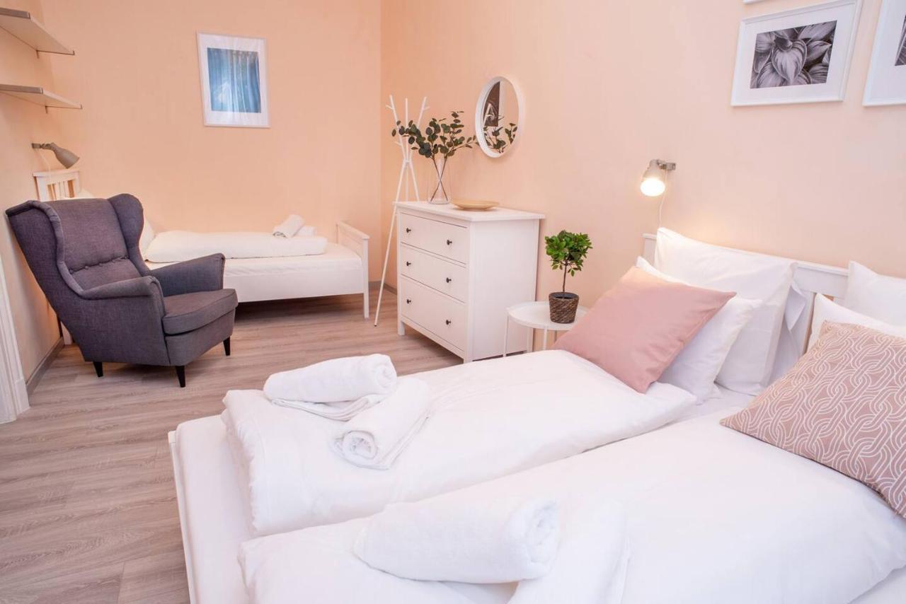 Central And Large Ac Home Away From Home Budapest Esterno foto