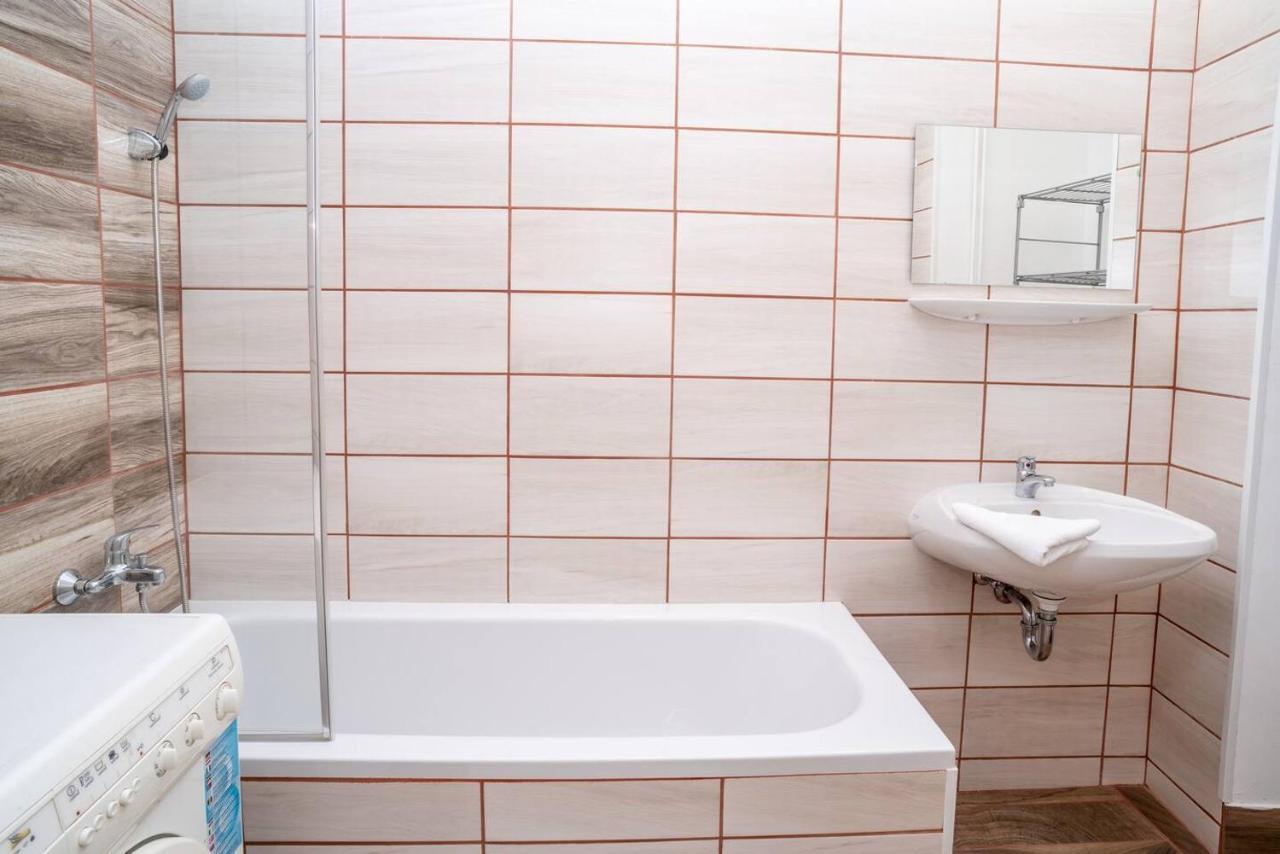 Central And Large Ac Home Away From Home Budapest Esterno foto