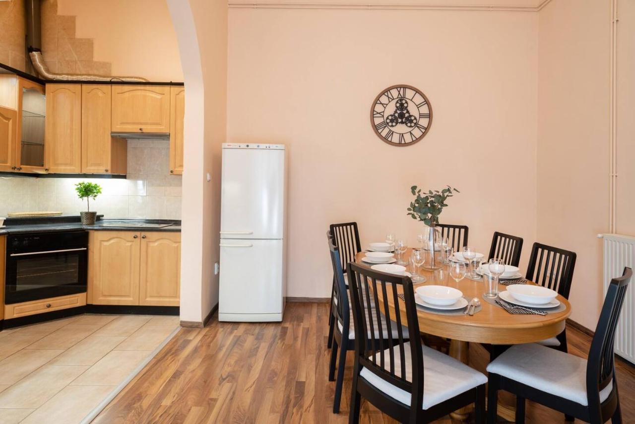 Central And Large Ac Home Away From Home Budapest Esterno foto
