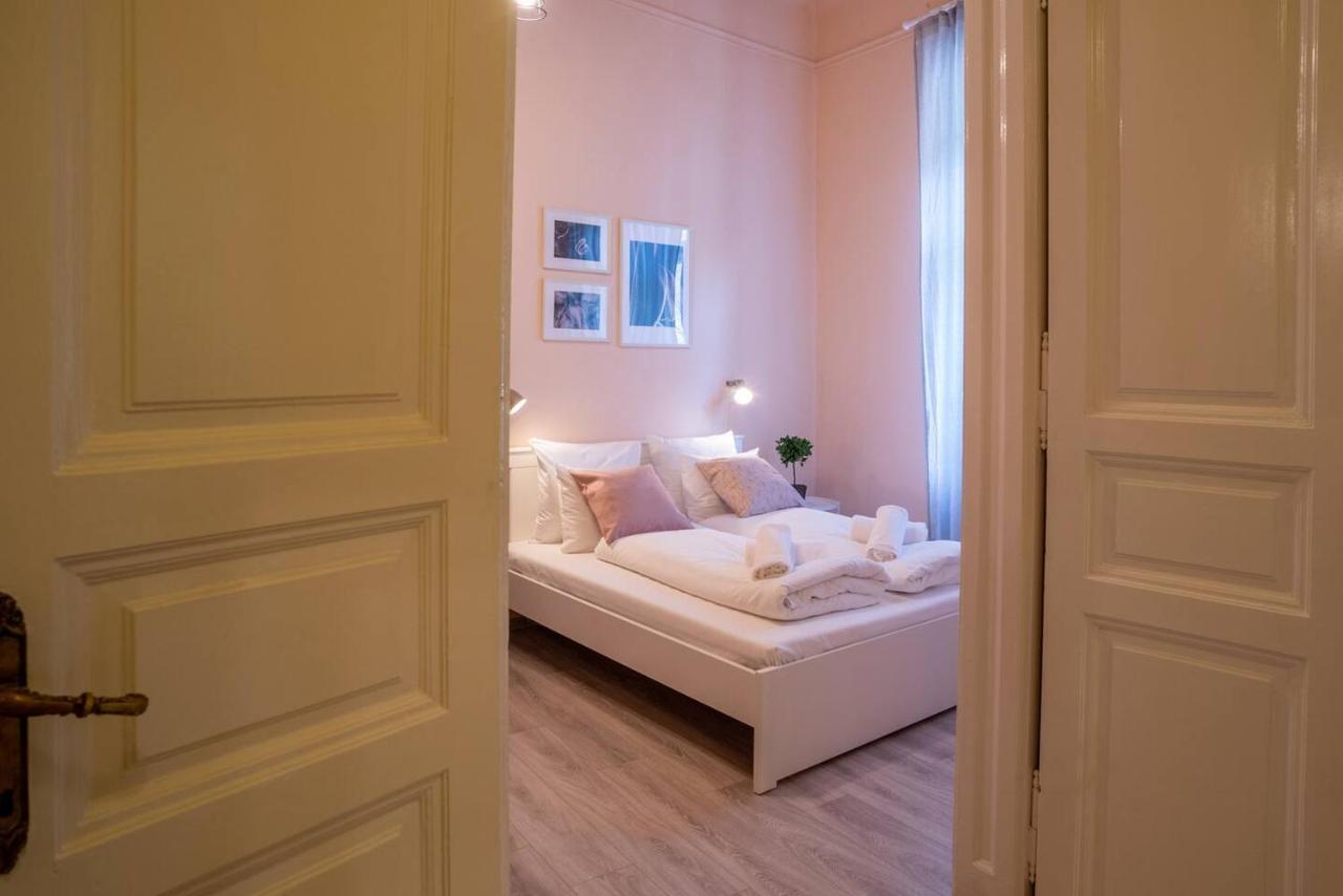 Central And Large Ac Home Away From Home Budapest Esterno foto