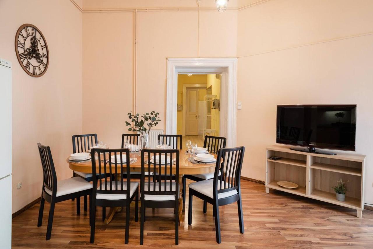 Central And Large Ac Home Away From Home Budapest Esterno foto