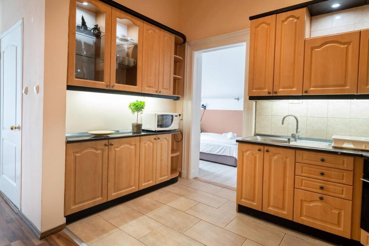 Central And Large Ac Home Away From Home Budapest Esterno foto