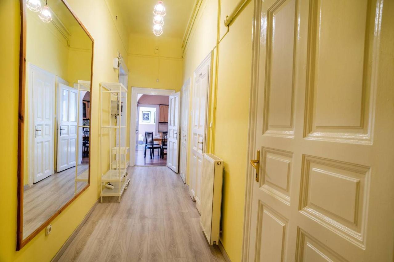 Central And Large Ac Home Away From Home Budapest Esterno foto