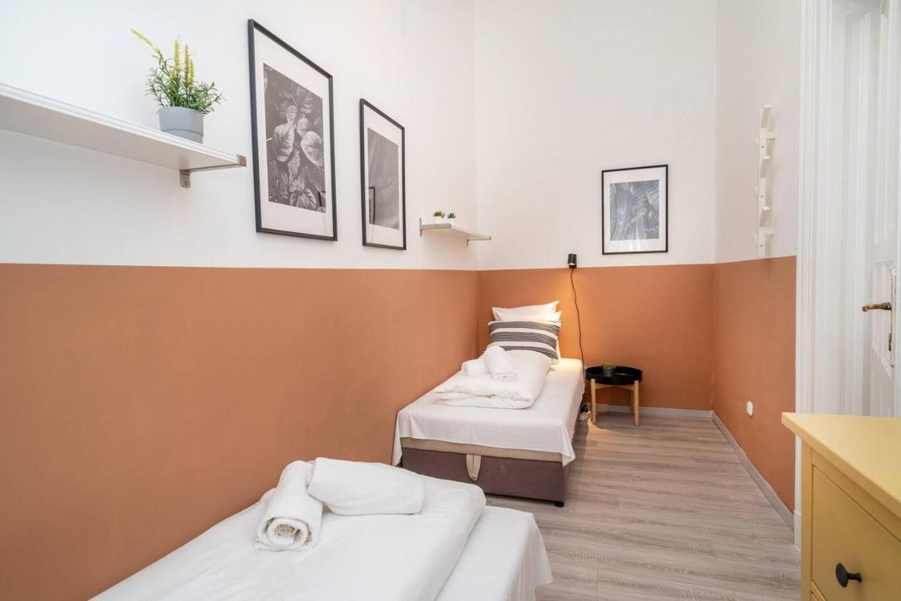 Central And Large Ac Home Away From Home Budapest Esterno foto